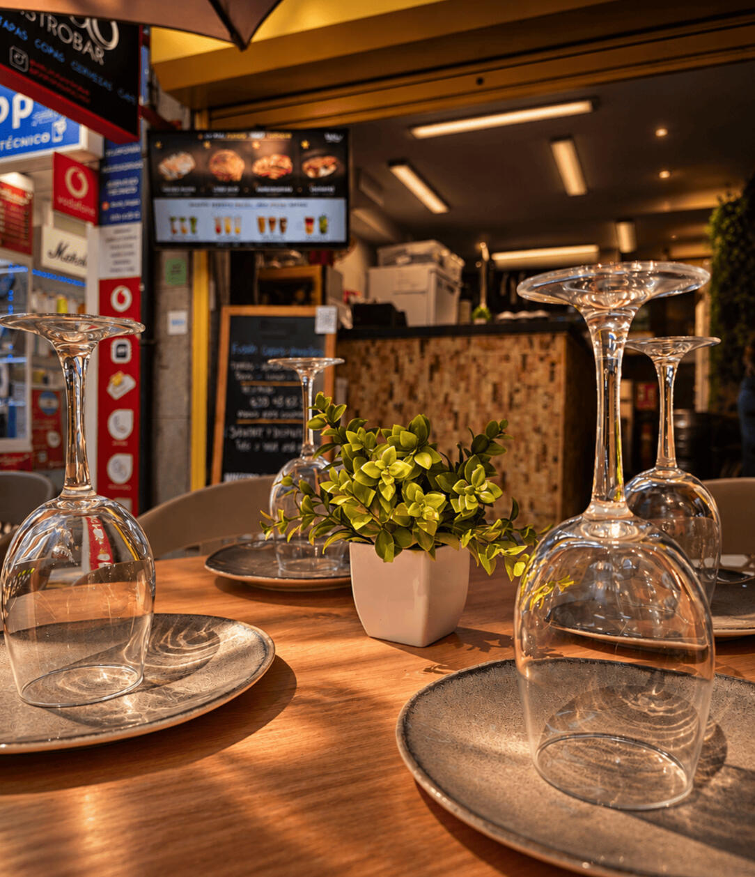Terraza de Melao Gastrobar en Santa Cruz de Tenerife Mesa preparada con copas, platos y decoración vegetal en la terraza de Melao Gastrobar, en el centro de Santa Cruz de Tenerife.